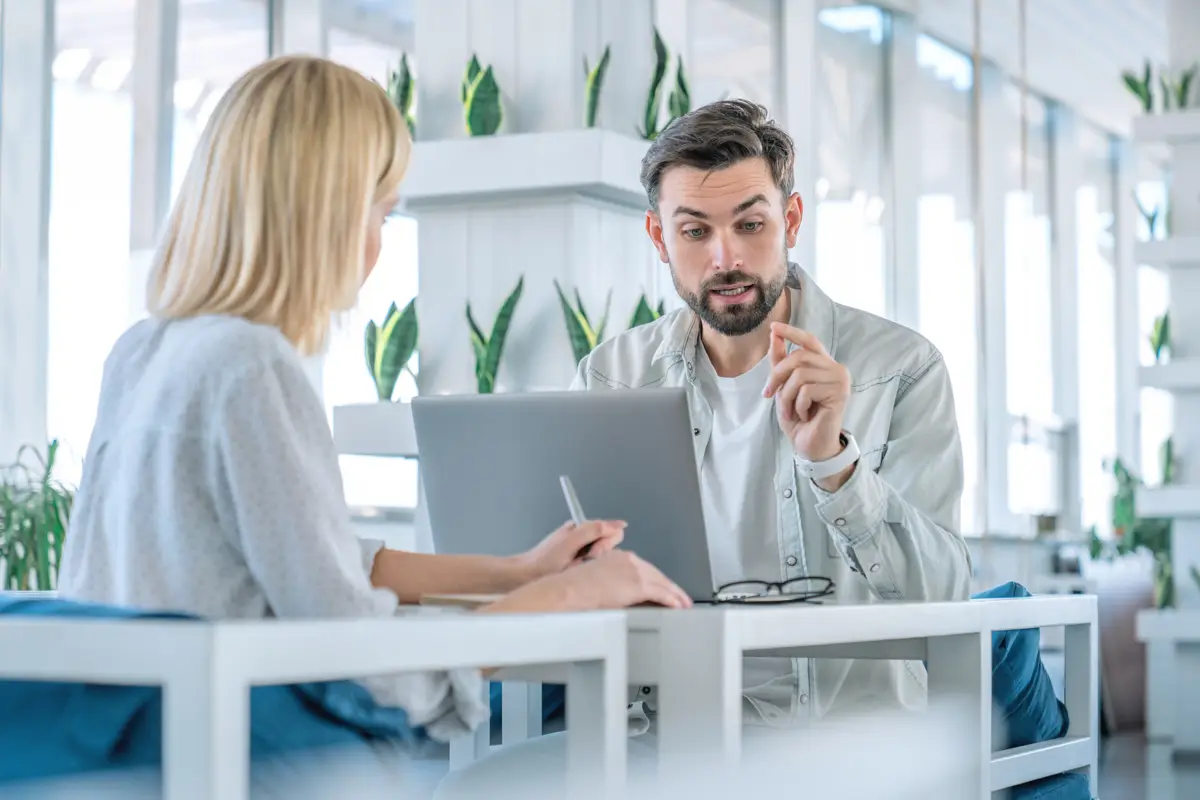 Formation consultation at a desk